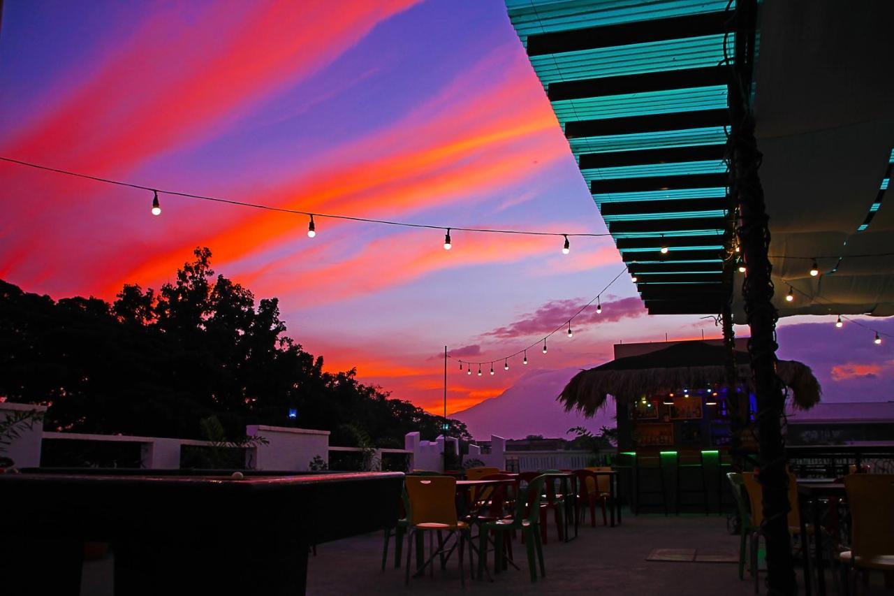 Antwet Backpacker'S Inn & Rooftop Bar Dumaguete City Exterior photo