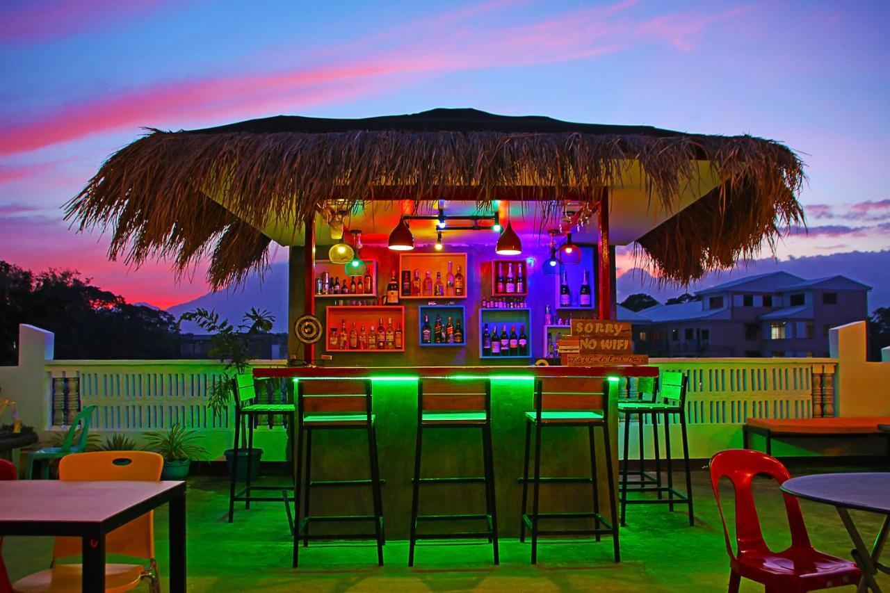 Antwet Backpacker'S Inn & Rooftop Bar Dumaguete City Exterior photo